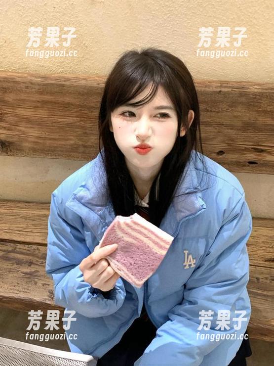 军训跳舞小帅哥在“我要吃瓜网”暴露身份了，永不迷路，目光直上坡！