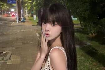 那位抖音网红一边吃瓜一边坐在黑料网地址上，我的天！