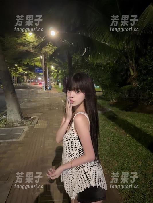 那位抖音网红一边吃瓜一边坐在黑料网地址上，我的天！